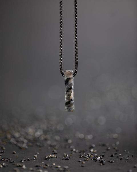 Halskette aus Edelstahl mit einem Larvikit-Stein - Tantum Grey